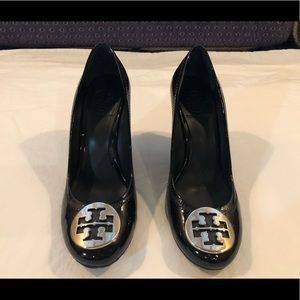 Tory Burch Chelsea Logo Medallion Wedge size 8